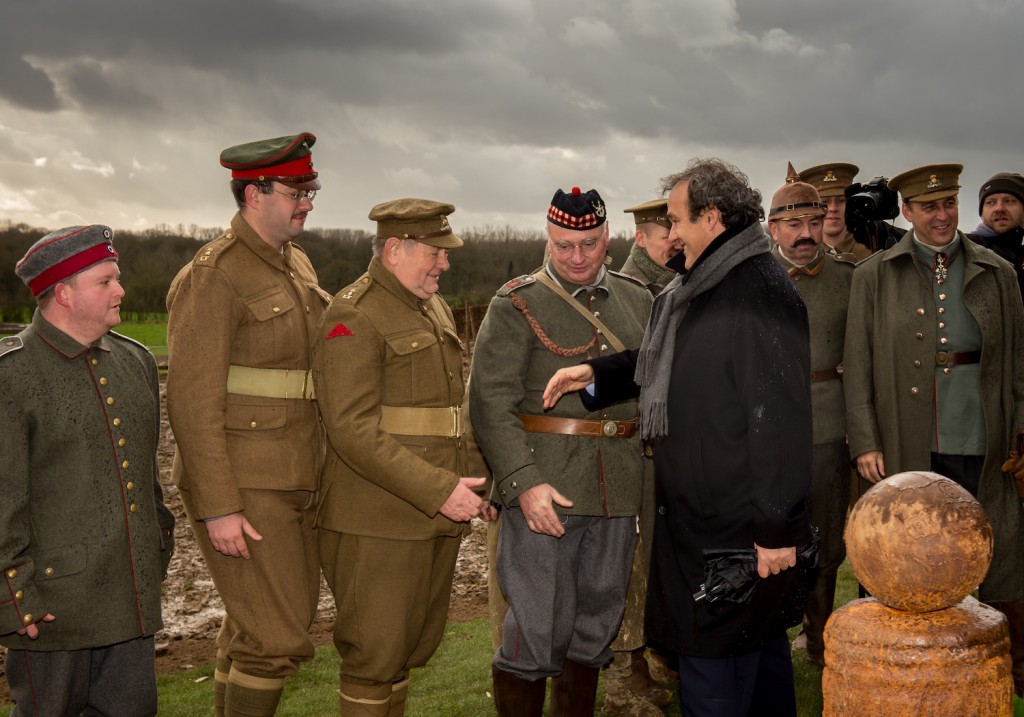 Michel Platini e dei finti soldati della I Guerra Mondiale nel 2014 a Comines-Warneton (Philippe Huguen/Afp/Getty Images)