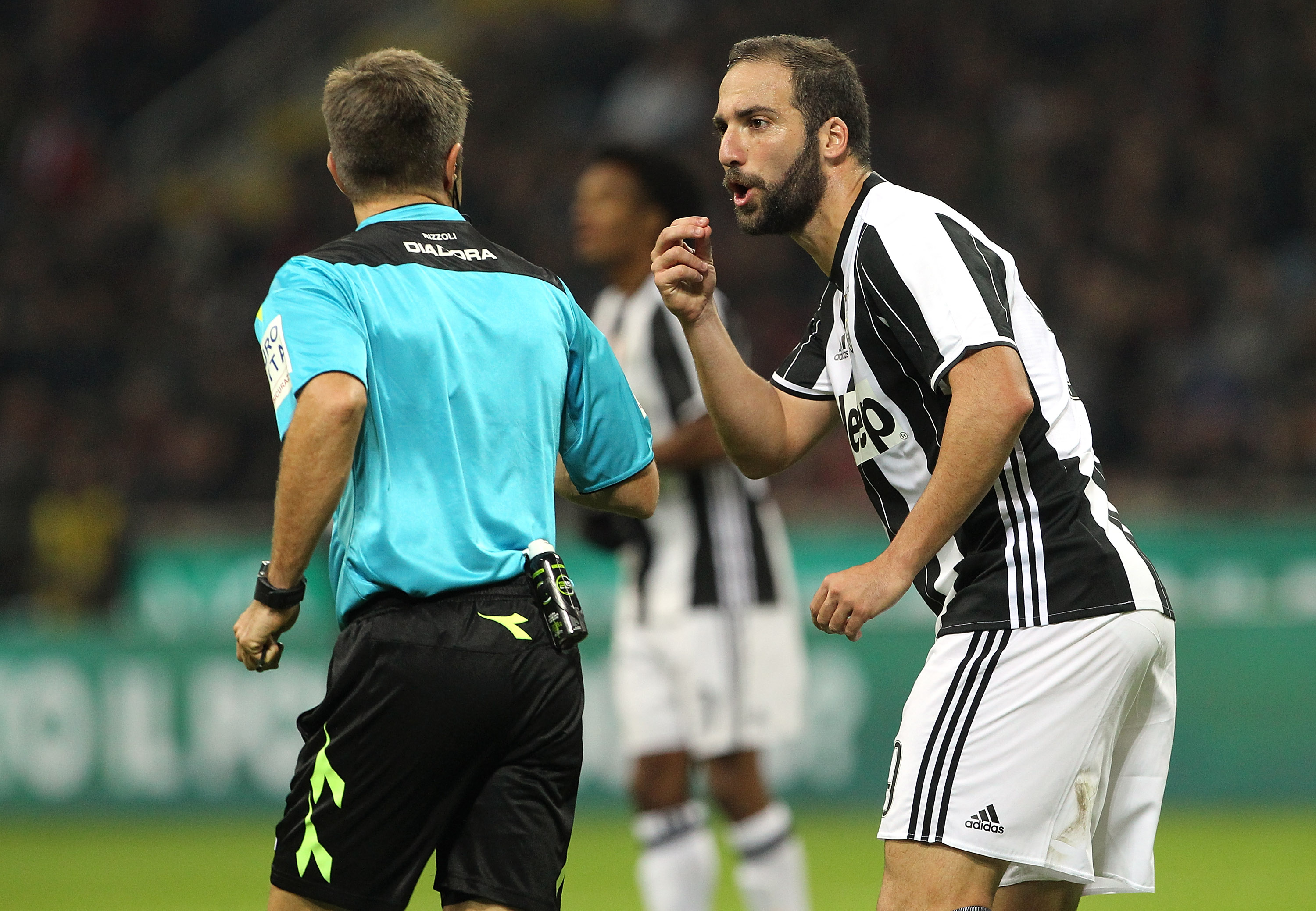 MILAN, ITALY - OCTOBER 22: Gonzalo Higuain (R) of Juventus FC disputes with Referee Nicola Rizzoli (R) during the Serie A match between AC Milan and Juventus FC at Stadio Giuseppe Meazza on October 22, 2016 in Milan, Italy. (Photo by Marco Luzzani/Getty Images)