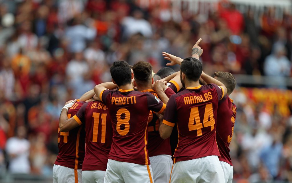 ROME, ITALY - MAY 08: Radja Nainggolan (C) with his teammates of AS Roma celebrates after scoring the opening goal during the Serie A match between AS Roma and AC Chievo Verona at Stadio Olimpico on May 8, 2016 in Rome, Italy. (Photo by Paolo Bruno/Getty Images)