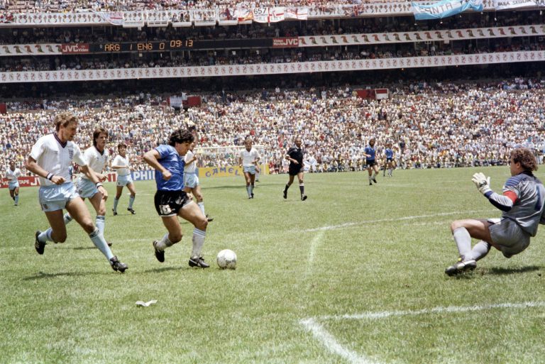 Maradona supera Shilton