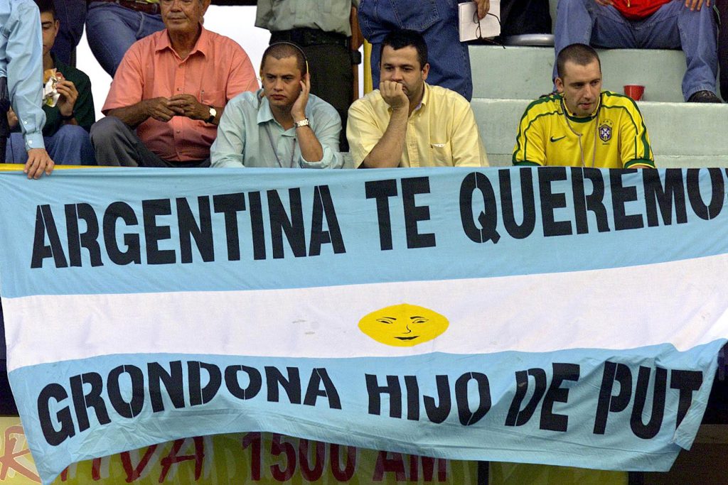 L'amore per Grondona travalica i confini e arriva fino alla Colombia, dove si disputò la Copa América del 2001 a cui l'Argentina si rifiuta di partecipare, per "motivi di sicurezza" (Rodrigo Arangua/Afp/Getty Images)