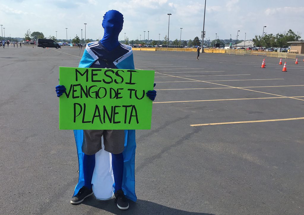 A supporter of Argentina holds a sign reading "Messi, I come from your planet" outside the Metlife stadium before the Copa America Centenario final match against Chile in East Rutherford, New Jersey, United States, on June 26, 2016. / AFP / Daniel SLIM (Photo credit should read DANIEL SLIM/AFP/Getty Images)