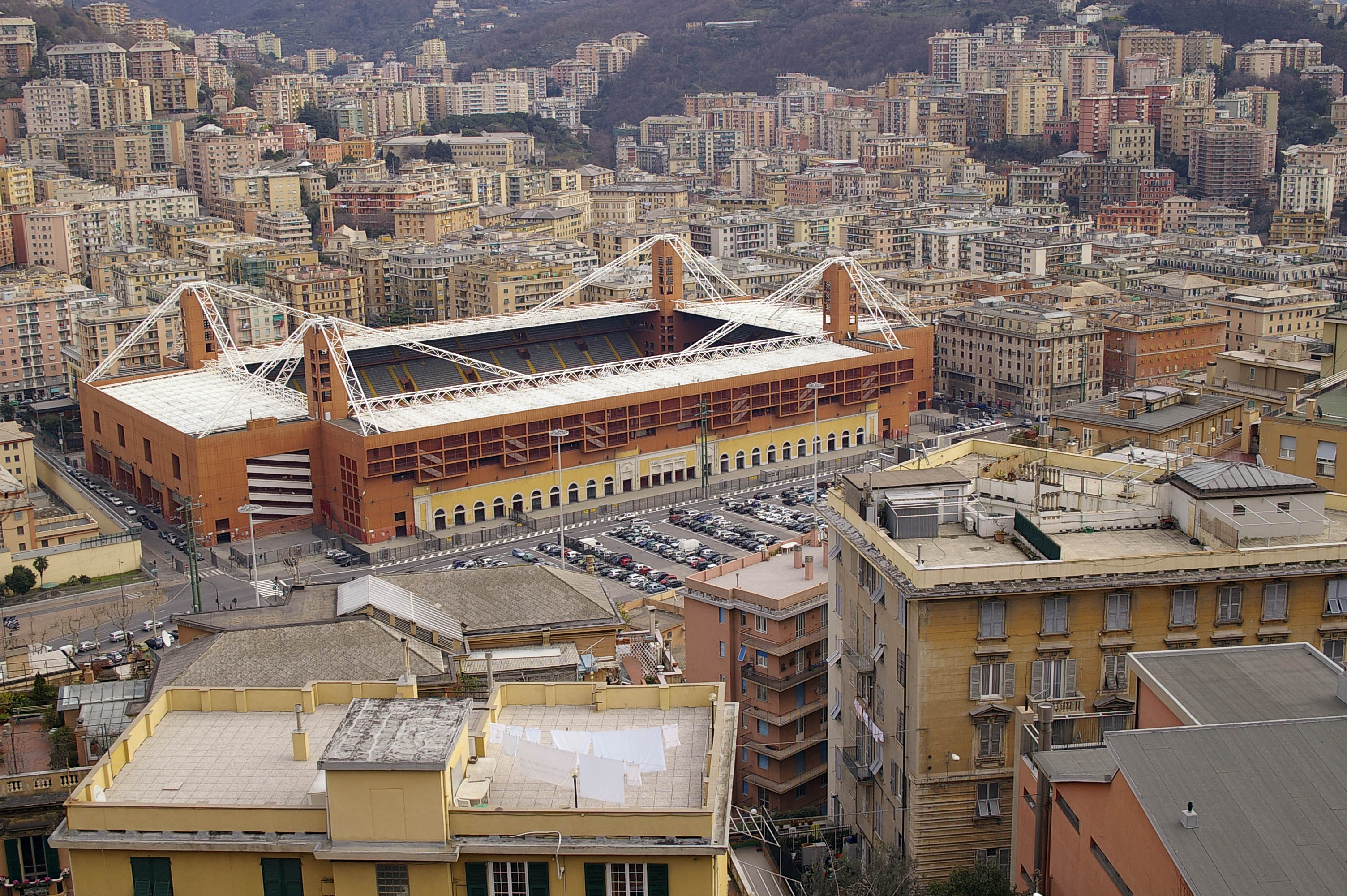lo stadio comunale luigi ferraris nel quartiere di marassi