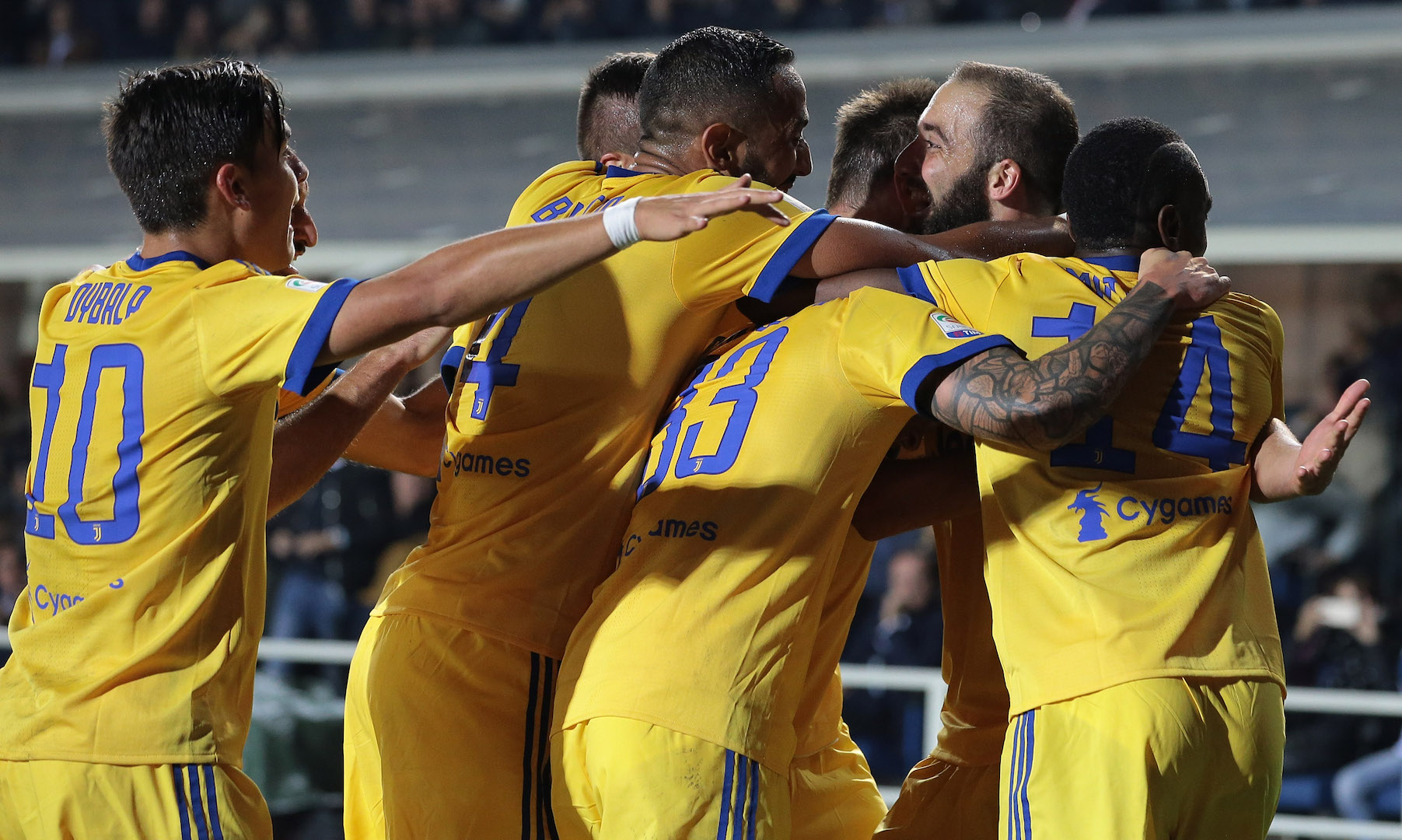 BERGAMO, ITALY - OCTOBER 01: Gonzalo Higuain (2nd R) of FC Juventus celebrates his goal with his team-mates during the Serie A match between Atalanta BC and Juventus at Stadio Atleti Azzurri d'Italia on October 1, 2017 in Bergamo, Italy. (Photo by Emilio Andreoli/Getty Images)