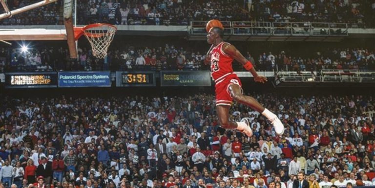 michael jordan schiaccia a 50 anni