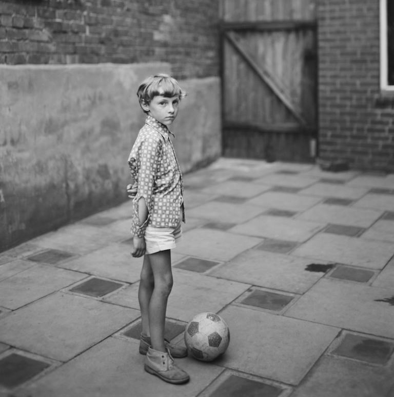 Bambino con la palla, 1974 (John Myers, Galerie Clémentine de la Fèronnière)