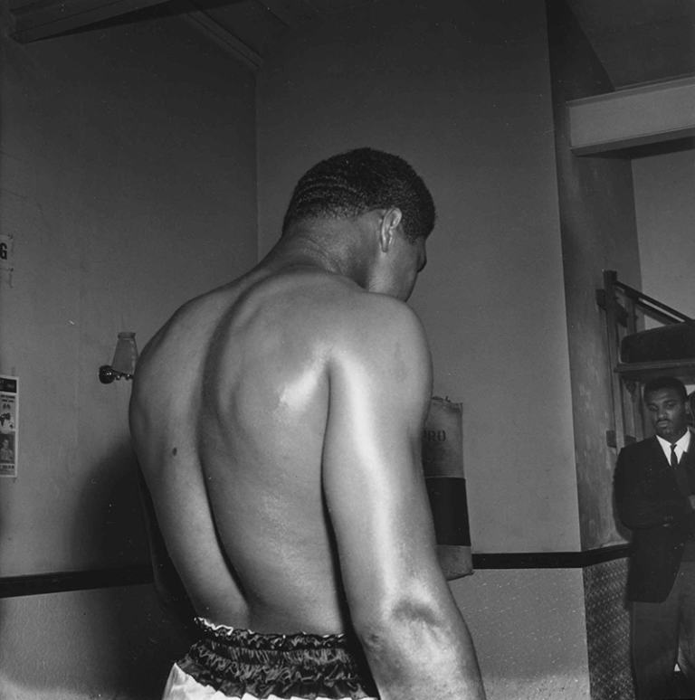 Muhammad Ali prima del suo incontro con Brian London, nel 1966 (James Barnor, Galerie Clémentine de la Féronnière)