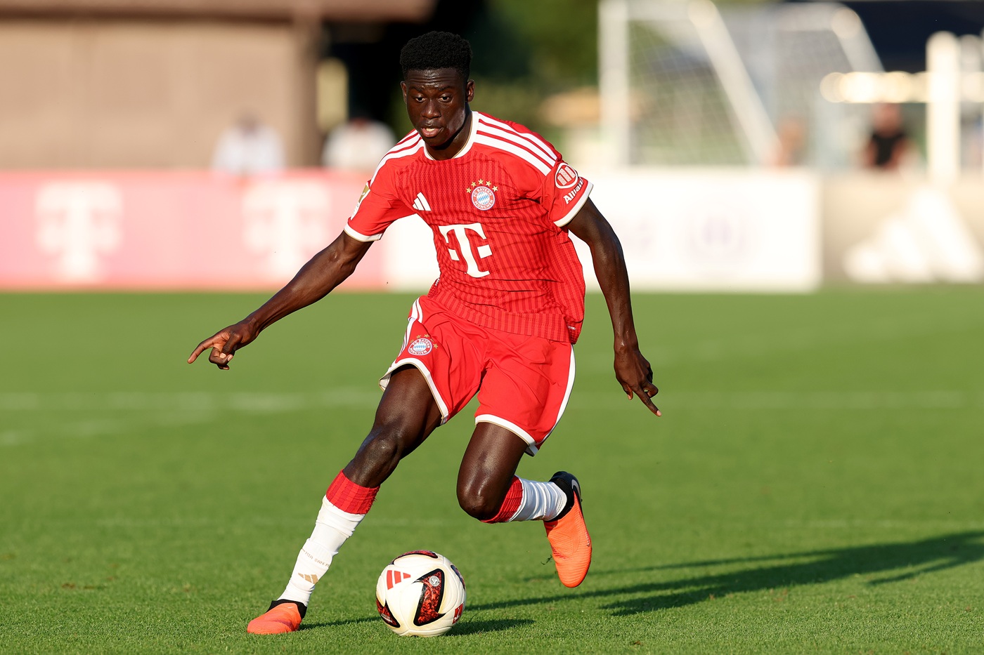 Il Bayern Monaco ha acquistato il 18enne senegalese Bara Sapoko Ndiaye, ma la cosa interessante è il modo in cui l’ha formato e valorizzato in un’accademia in Gambia